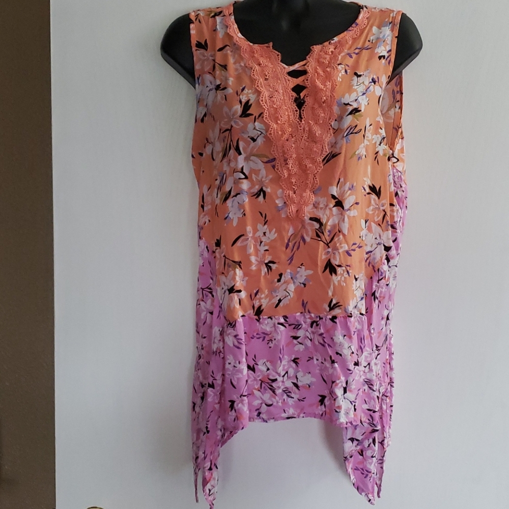 Sleeveless floral shirt with lace and criss cross